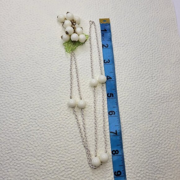 WHITE Grape Motif Cluster Round Beads with Green Glass Leaf Necklace - Picture 7 of 9